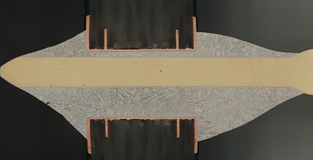 Imagen ensamblada de una sección transversal de un pin de conector soldado