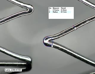 Imagen HDR del puntal del stent y medición del radio de curvatura (150×)