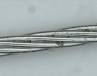 Observación de un alambre de implante utilizando el Microscopio Digital 4K Serie VHX